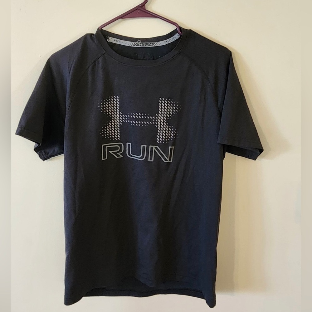 Mens under Armour run shirt black size medium